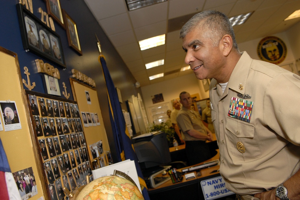 Top Navy Enlisted Visits Navy Recruiting Station