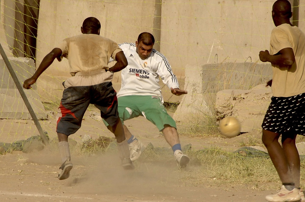 Soccer tournament brings coalition, Iraqi army together