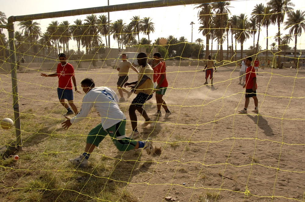 Soccer tournament brings coalition, Iraqi army together