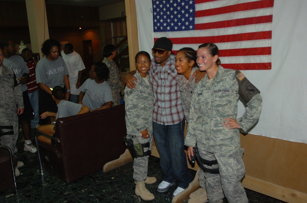 Rhythm and Blues Artist Avant Brings Power of Love to Combat Zone