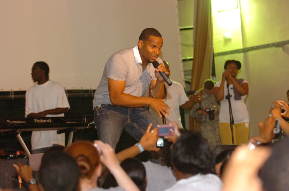 Rhythm and Blues Artist Avant Brings Power of Love to Combat Zone