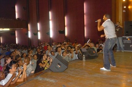 Rhythm and Blues Artist Avant Brings Power of Love to Combat Zone