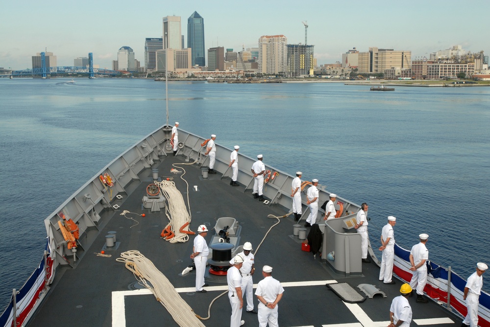 USS Stephen W. Groves arrives in Jacksonville