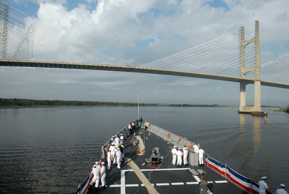 USS Stephen W. Groves arrives in Jacksonville