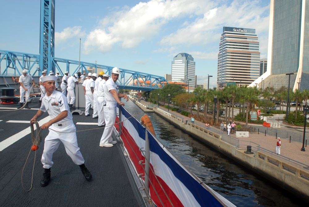 USS Stephen W. Groves arrives in Jacksonville