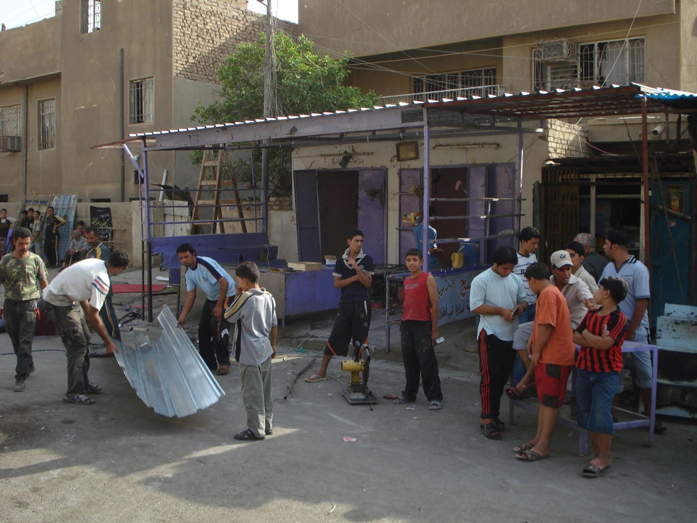 'Regulars' Soldiers distribute microgrants to Bayaa neighborhood after terrorist attack
