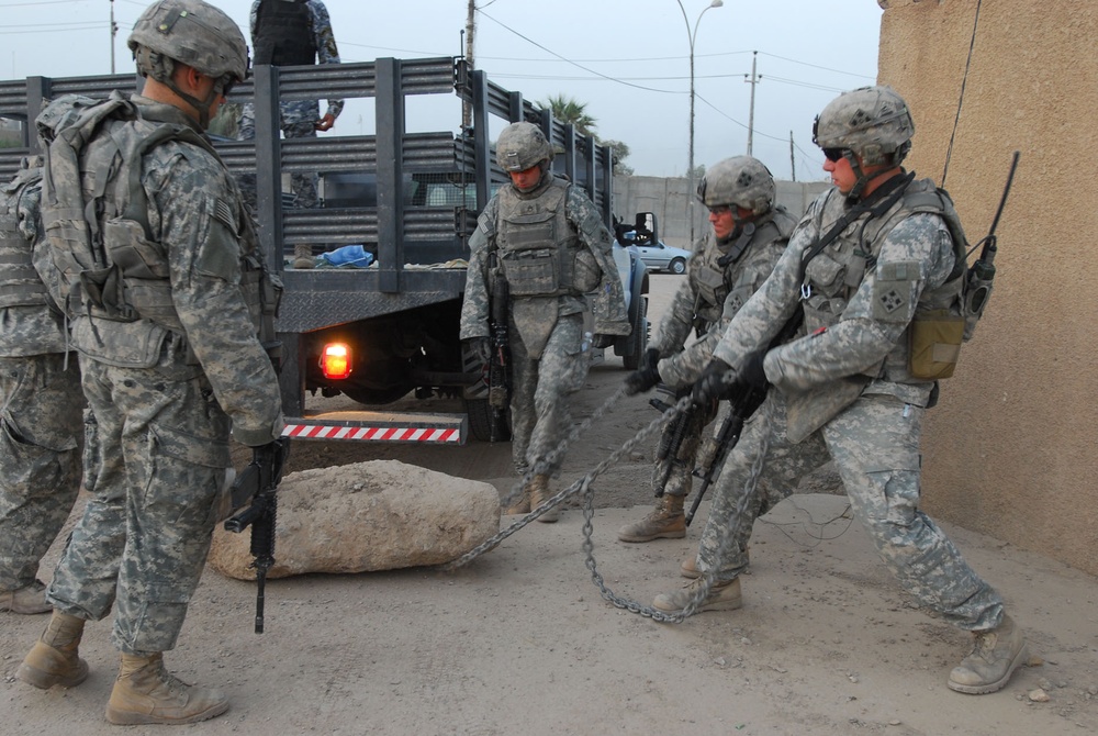 Road blocks made for progress/Soldiers secure Baghdad's Abu T?shir Market Street