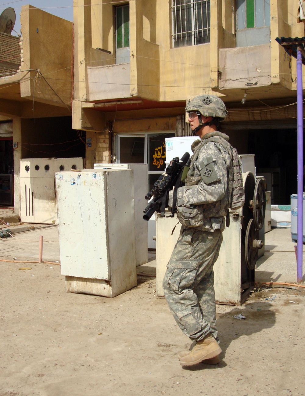 Iraqi security forces, Multi-National Division - Baghdad Soldiers patrol village in eastern Baghdad