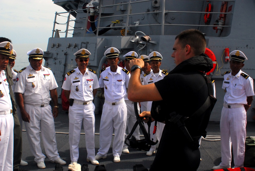 Royal Cambodian navy visits USS Mustin for subject matter expert exchange