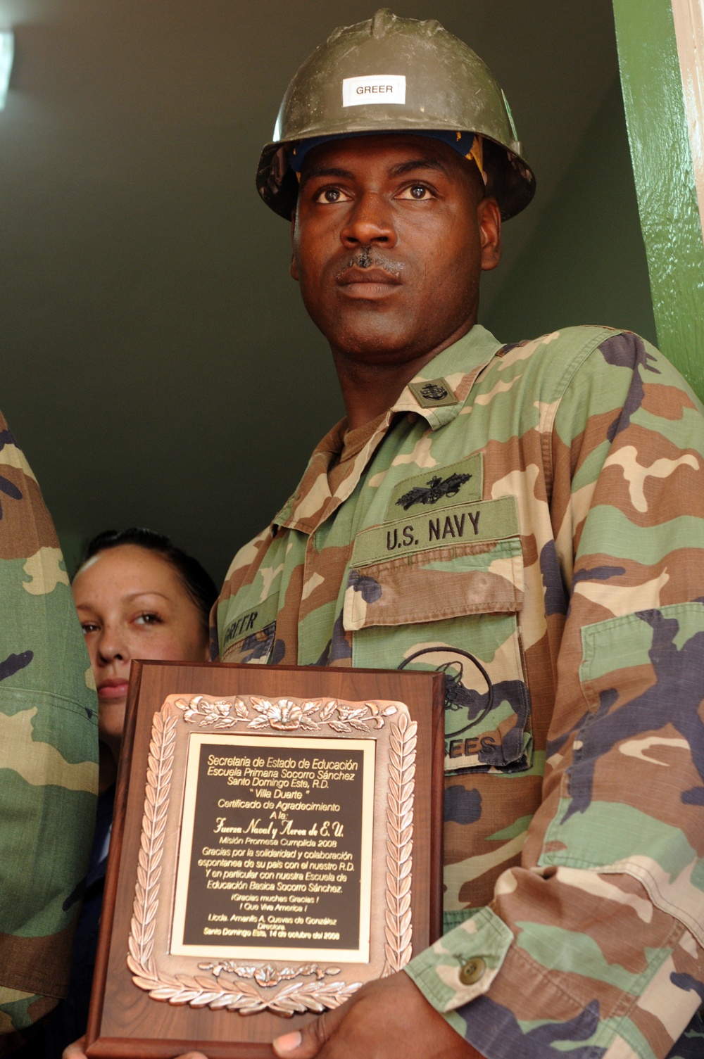 Capt. Fernandez &quot;Frank&quot; Ponds, USS Kearsarge personnel recognized for hard work at Socorro Sanchez Primary School