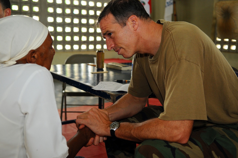USS Kearsarge personnel treat Dominican citizens at sports complex in Sabana Grande
