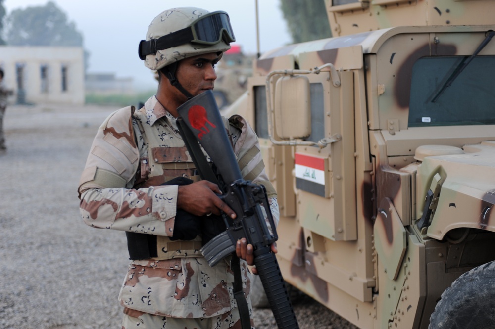 Iraqi Soldiers Conduct Field Training