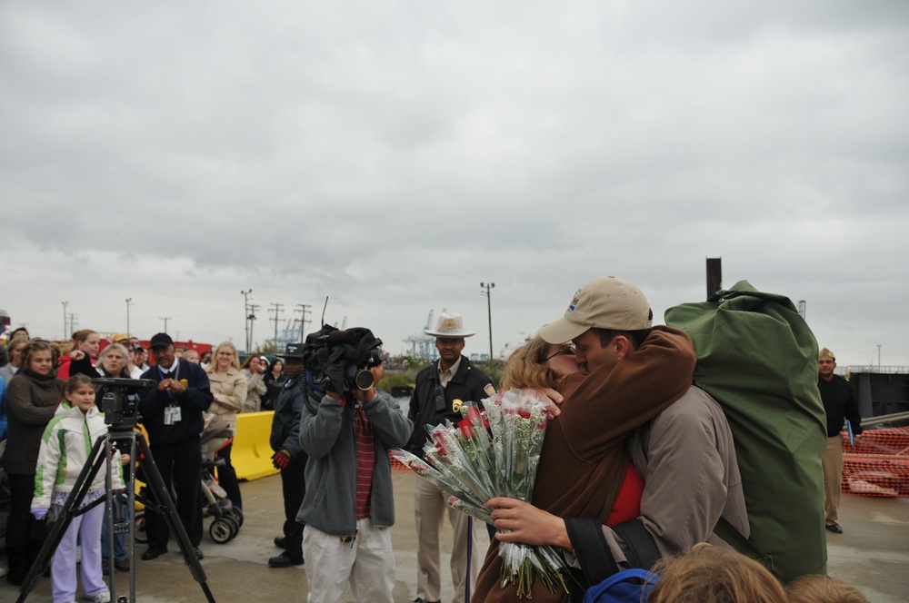 USS Oak Hill Returns From Deployment