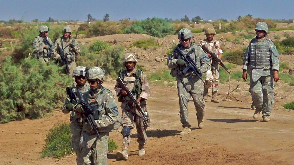 Iraqi, U.S. artillerymen conduct air assault
