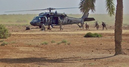 Iraqi, U.S. artillerymen conduct air assault