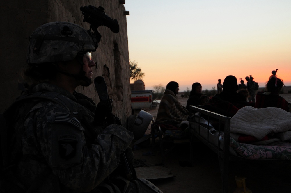 1st Brigade Combat Team, 101st Airborne Division Soldiers air assault into Iraqi village