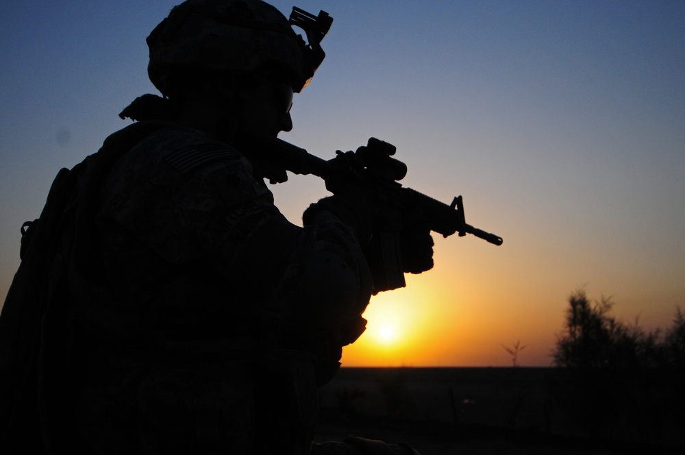 1st Brigade Combat Team, 101st Airborne Division Soldiers air assault into Iraqi village