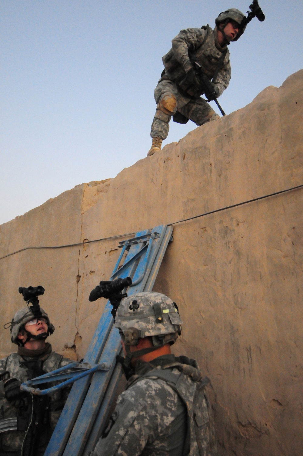 1st Brigade Combat Team, 101st Airborne Division Soldiers air assault into Iraqi village