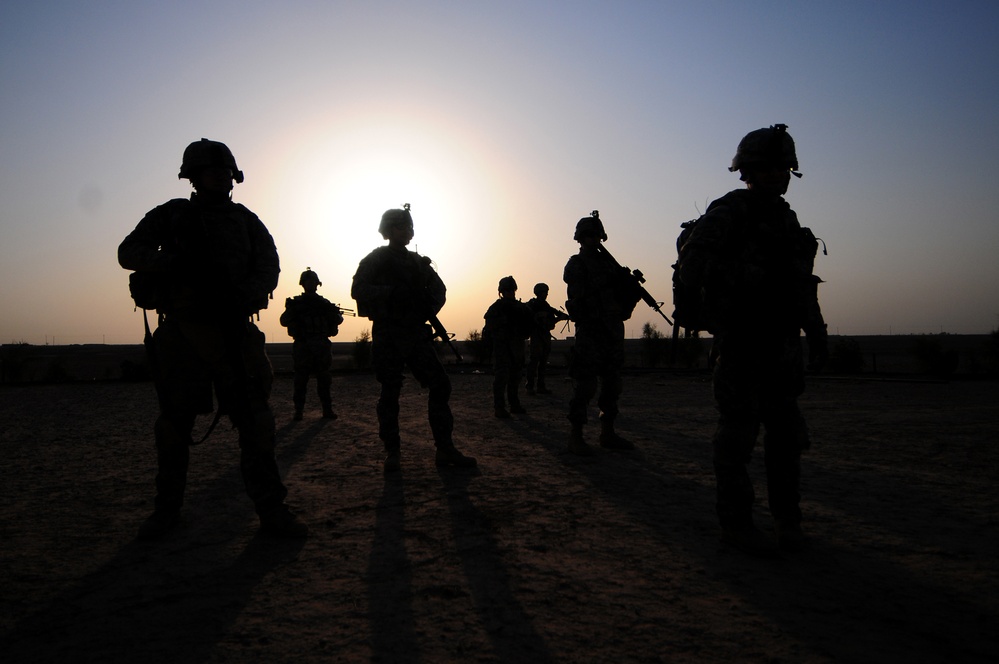 1st Brigade Combat Team, 101st Airborne Division Soldiers air assault into Iraqi village