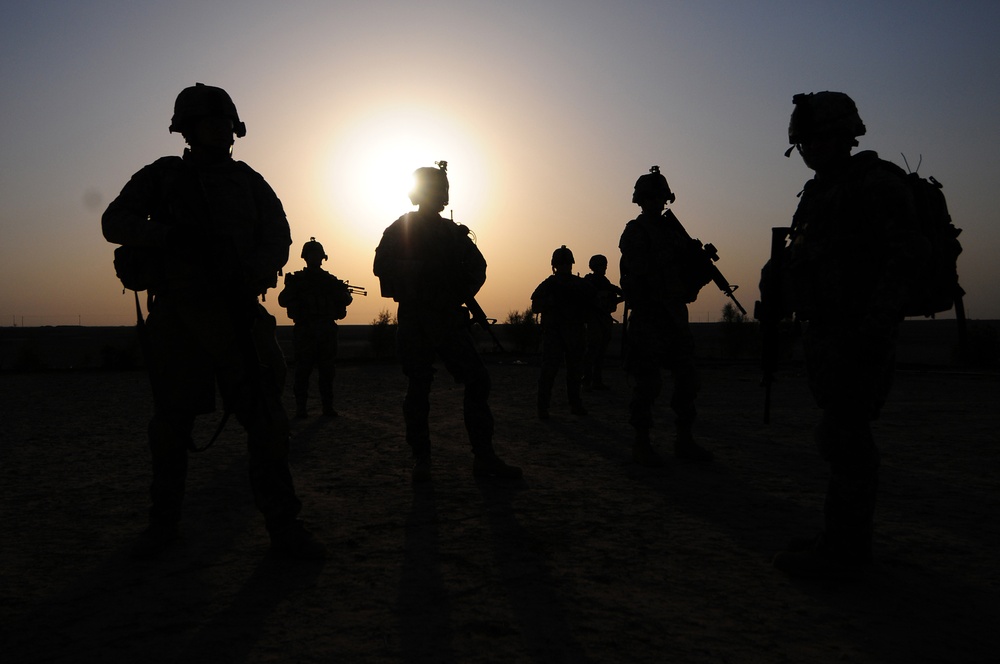 1st Brigade Combat Team, 101st Airborne Division Soldiers air assault into Iraqi village