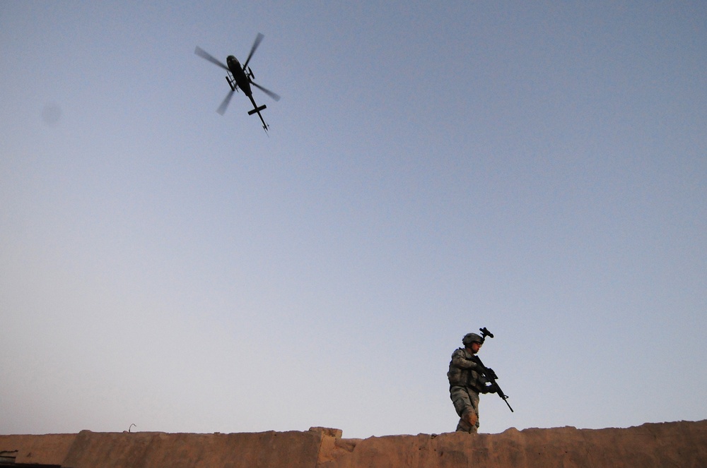 1st Brigade Combat Team, 101st Airborne Division Soldiers air assault into Iraqi village