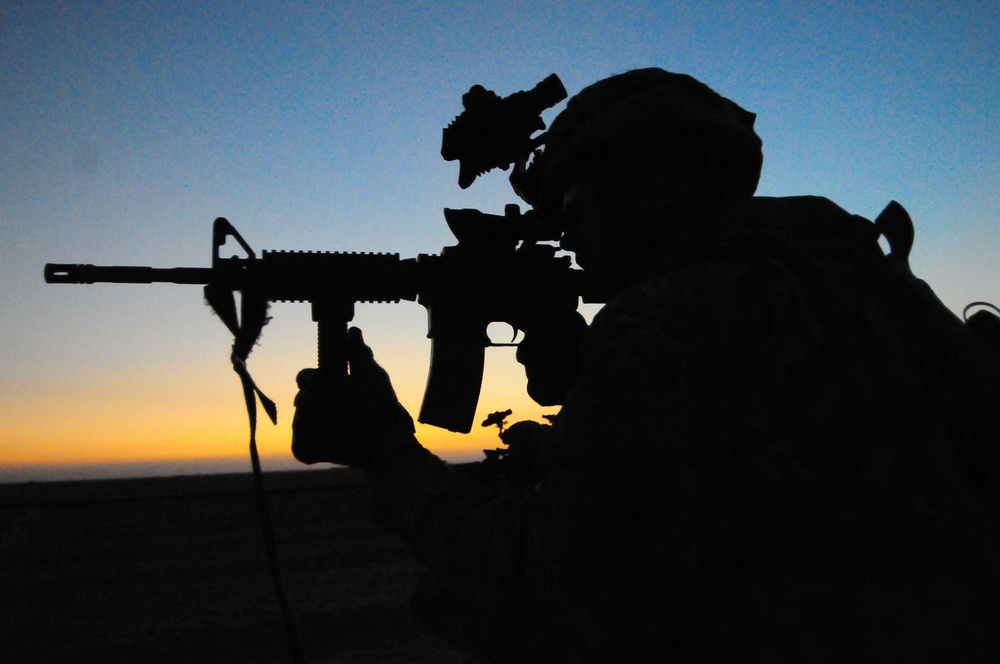 1st Brigade Combat Team, 101st Airborne Division Soldiers air assault into Iraqi village