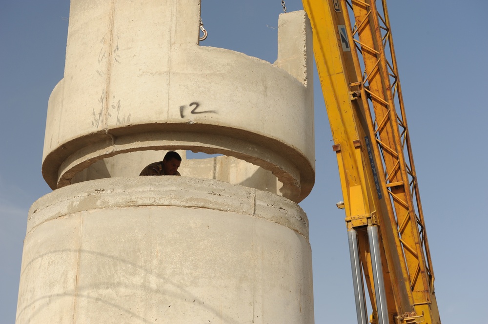 Iraqi army builds guard towers