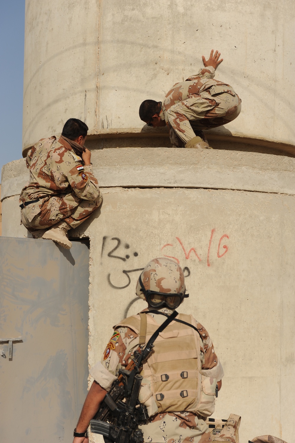 Iraqi army builds guard towers