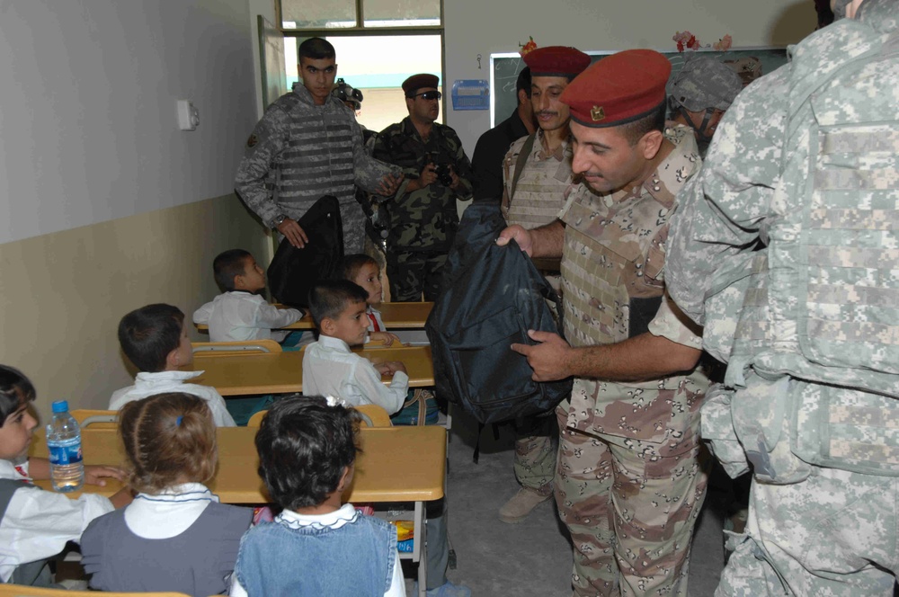 Iraqi, Coalition Soldiers Visit Elementary School