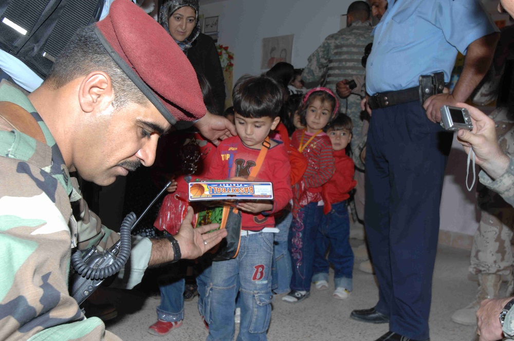 Iraqi, Coalition Soldiers Visit Elementary School