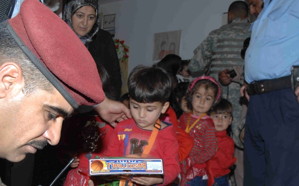 Iraqi, Coalition Soldiers Visit Elementary School