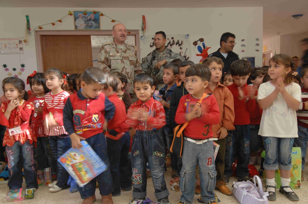 Iraqi, Coalition Soldiers Visit Elementary School