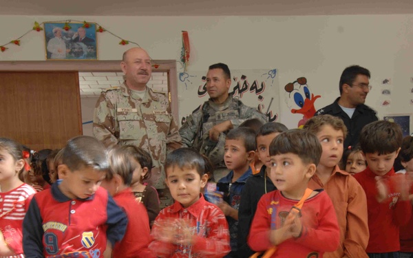 Iraqi, Coalition Soldiers Visit Elementary School