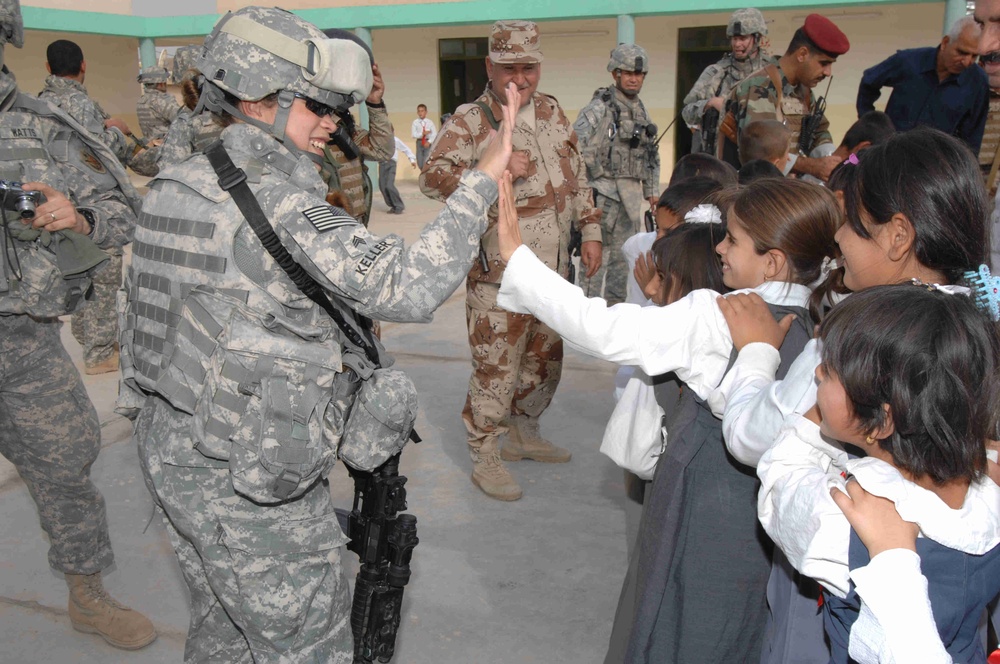 Iraqi, Coalition Soldiers Visit Elementary School