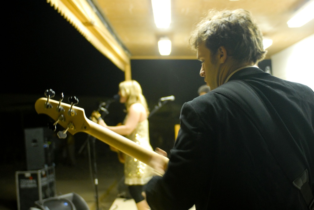 Nell Bryden Band performs for Soldiers in Iraq