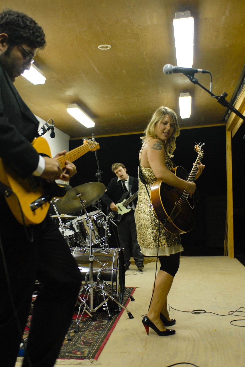 Nell Bryden Band performs for Soldiers in Iraq