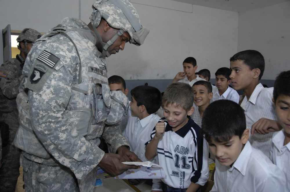 Iraqi army and U.S. Army hand out school supplies