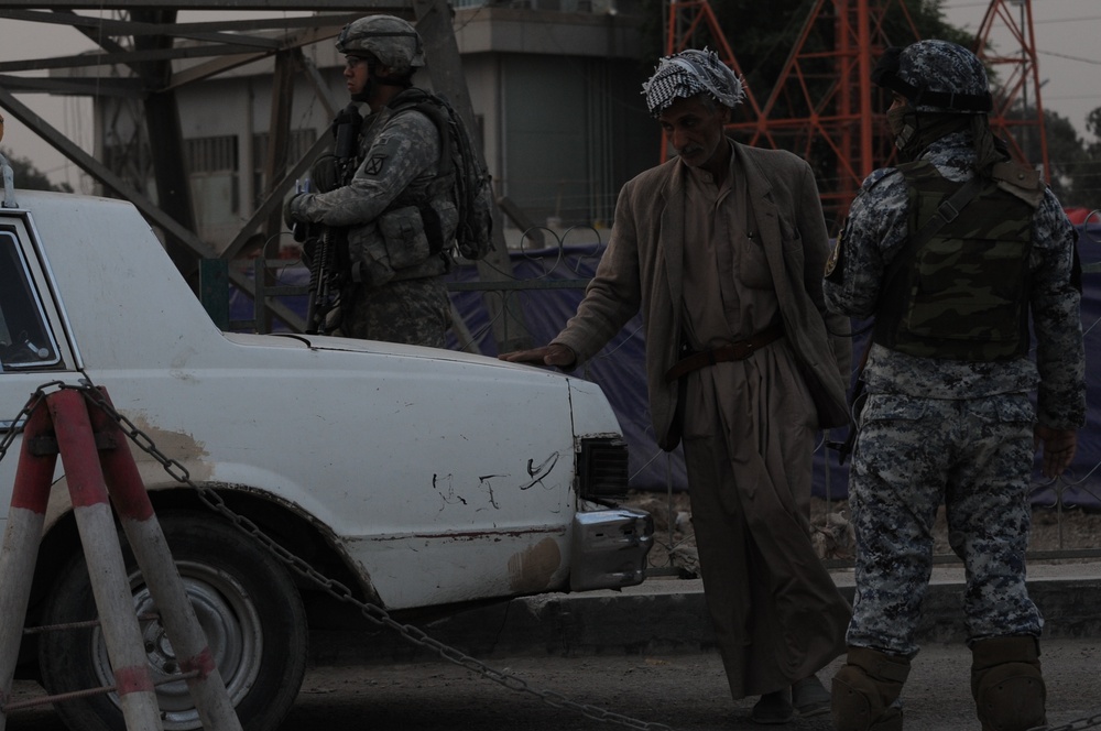 U.S. and Iraqi army traffic control point