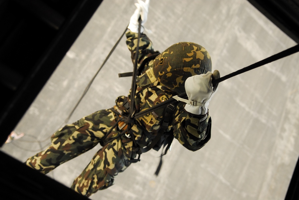 U.S. and Philippine Marines Conduct Rapelling Training