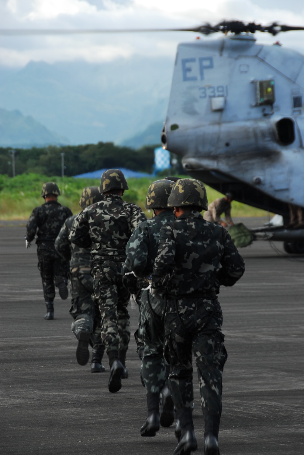 U.S. and Philippine Marines Conduct Rapelling Training