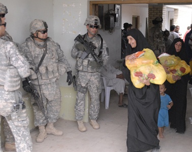Long Knife Soldiers assist Iraqis in food drop