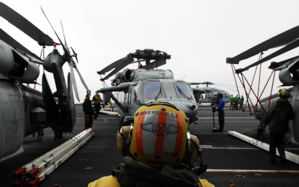 Seaman directs "Eightballers" helicopter aboard USS John C. Stennis