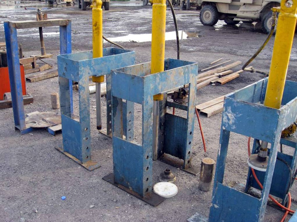 Iraqi army soldiers seize 2nd large weapons cache in Sadr City in week