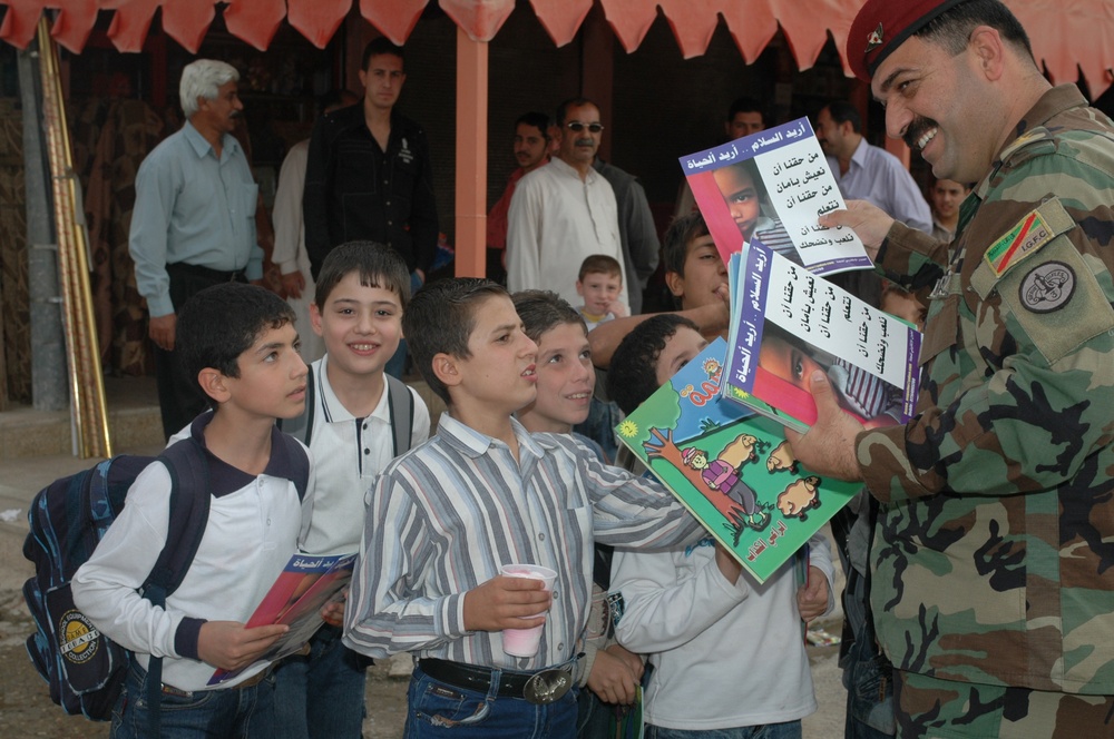 Commander of Ninewa Operations Command Visits Various Neighborhoods As Part of Routine Security Schedule