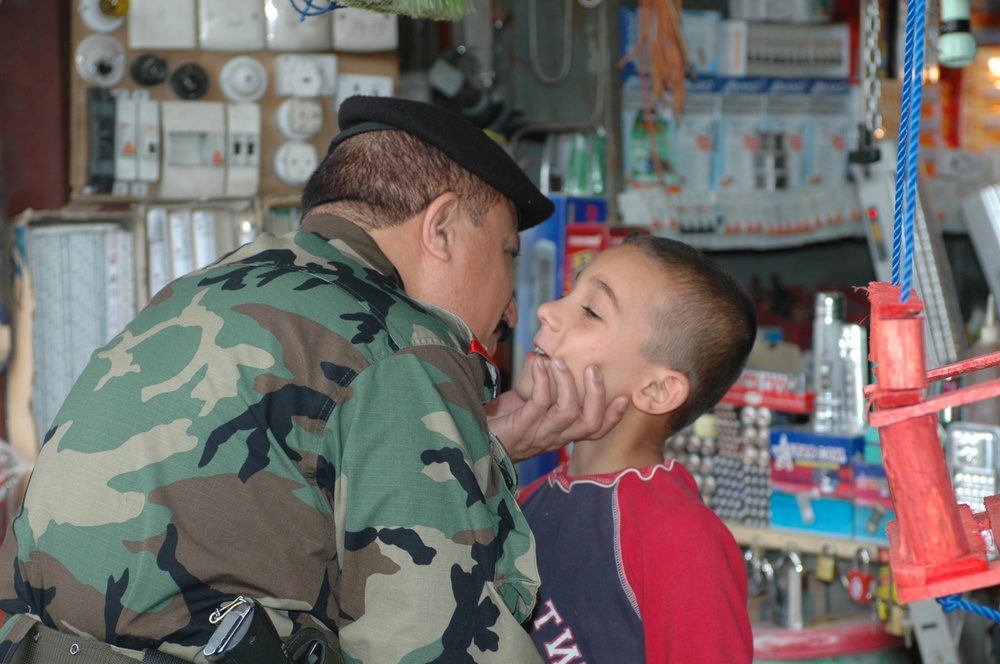 Commander of Ninewa Operations Command Visits Various Neighborhoods As Part of Routine Security Schedule