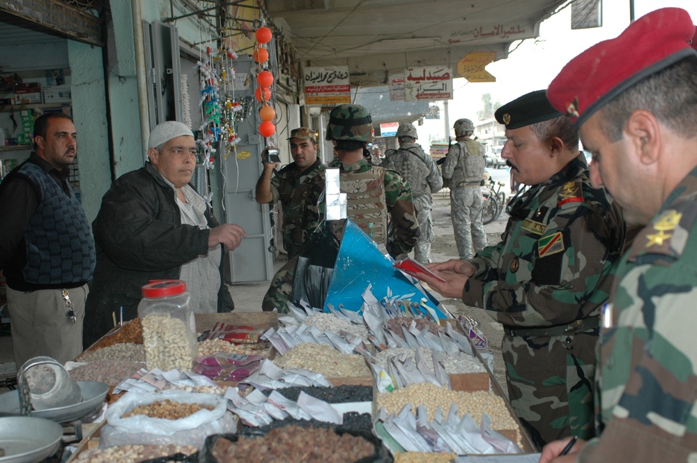 Commander of Ninewa Operations Command visits various neighborhoods as part of routine security schedule