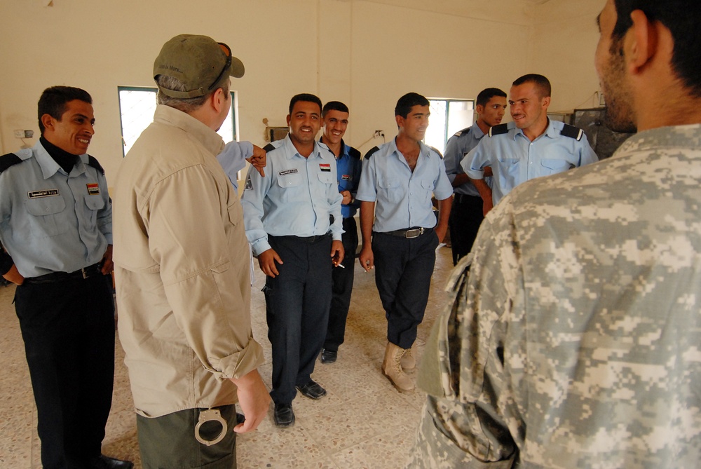 Military police teach combatives to Iraqi police