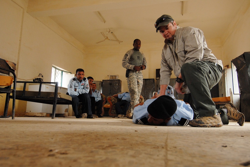 Military police teach combatives to Iraqi police