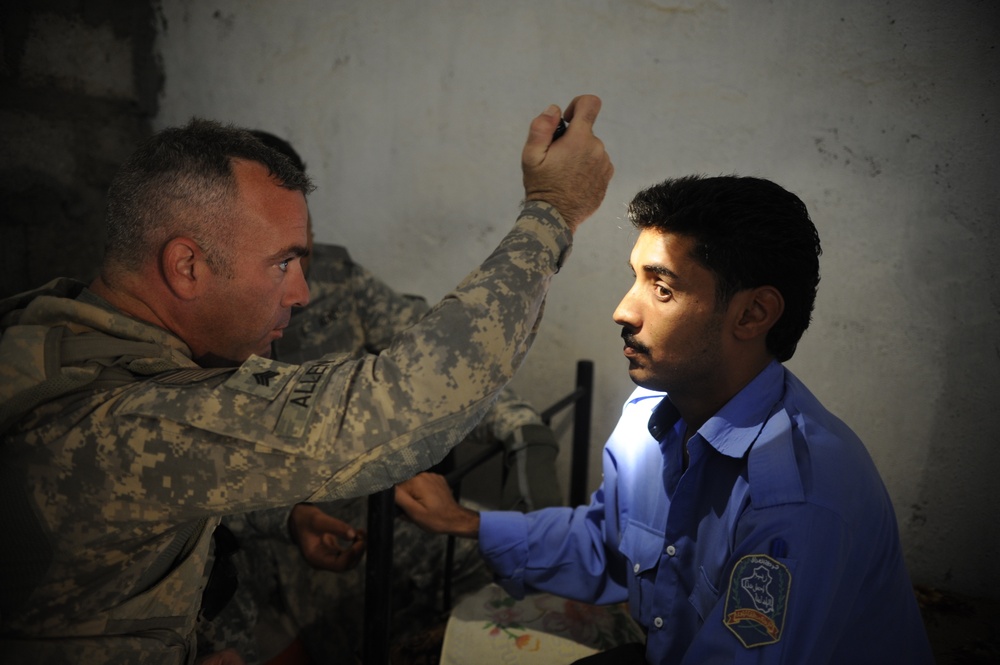 Grim Troop helps Iraqi police