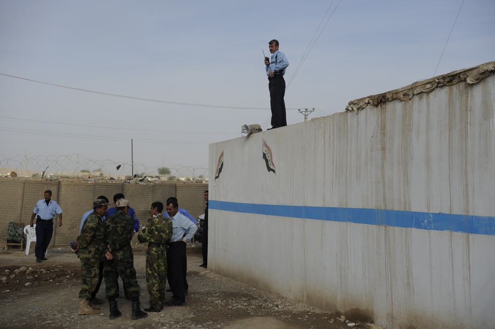 Grim Troop helps Iraqi police